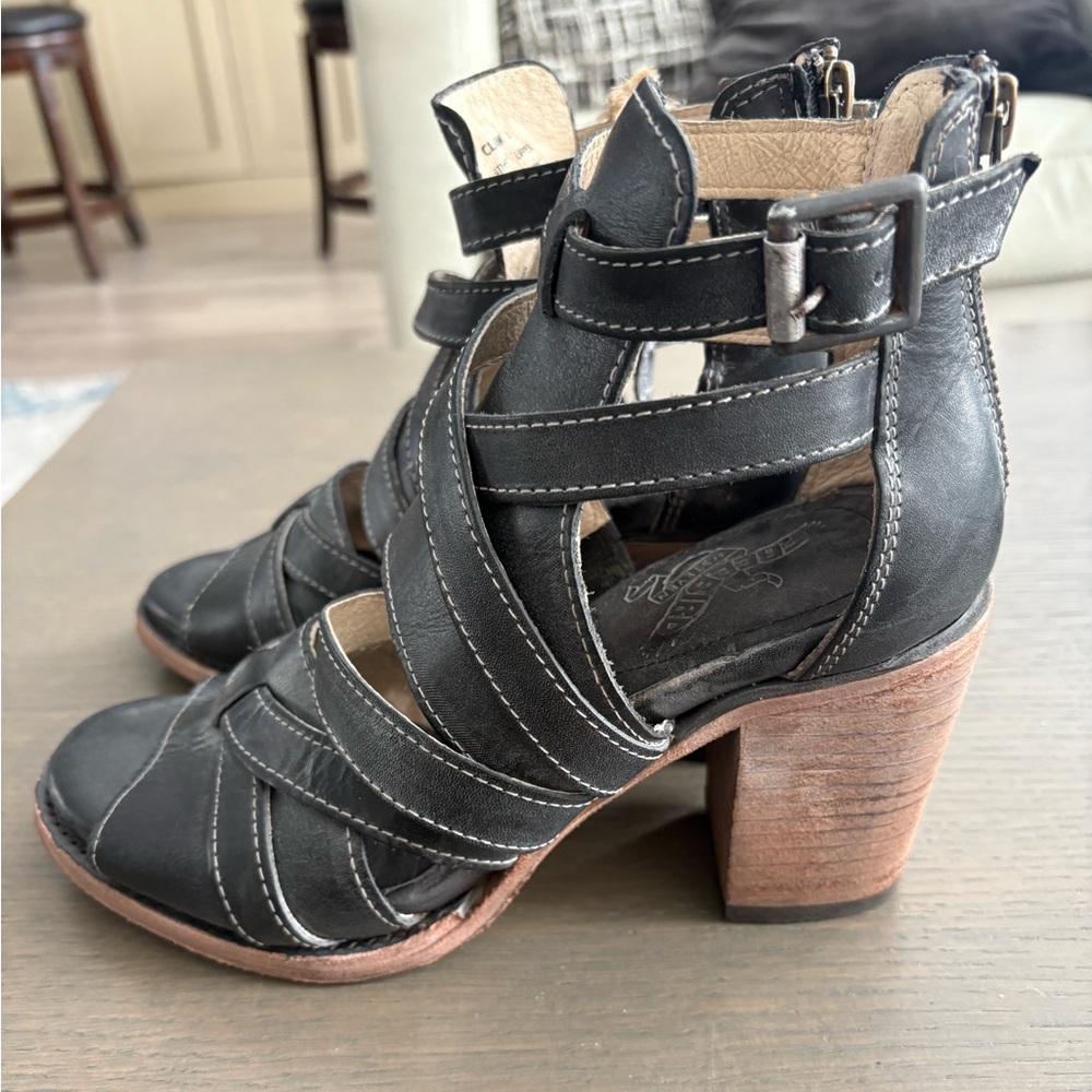 NWOT Freebird Grey  Claw Sandal  Size 8  Strappy Genuine Leather Boho Wood
